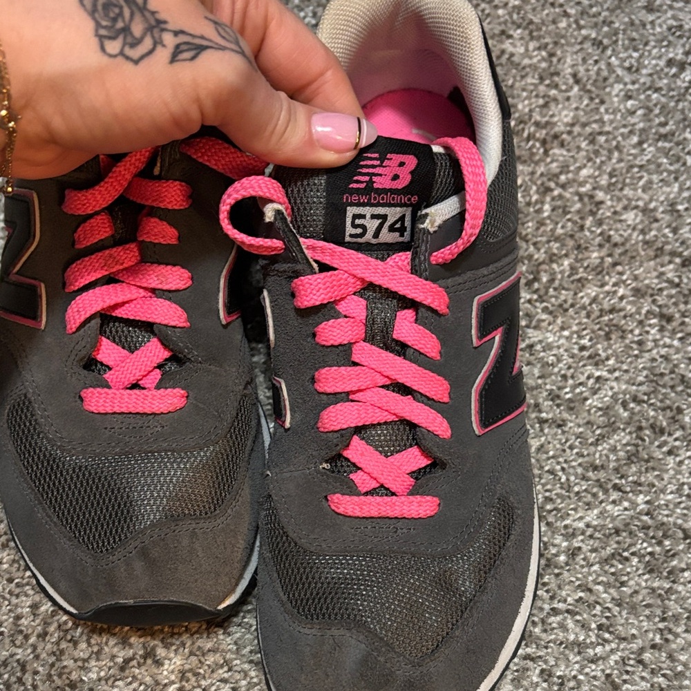 New Balance Women's Gray Sneakers with Pink Accents - Picture 4 of 7